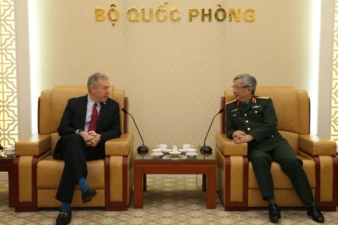阮志咏上将（右）会见美国驻越大使特德·奥休斯（左）