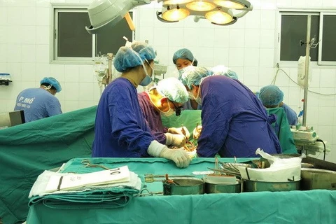 医生们对年纪最小的病人进行心脏移植手术