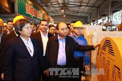阮春福总理来到河南省考察越南自主开发的废物再生能源(WTE)项目