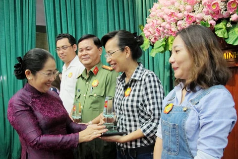 胡志明市市委副书记武氏蓉向个人和集体颁发奖金
