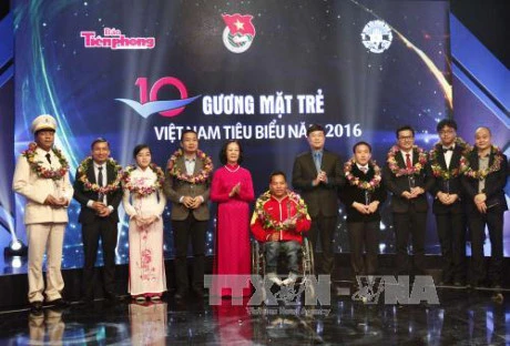 中央民运部部长张氏梅出席2016年越南10名模范青年奖颁奖仪式