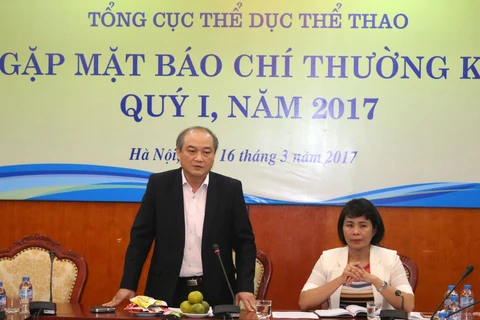 越南体育总局总局长王碧胜（左）主持2017年第一季度定期记者见面会（图片来源：tdtt.gov.vn）