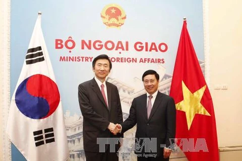 越南政府副总理兼外长范平明（右）与韩国外长尹炳世​ （左）