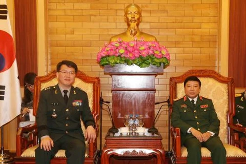 越南人民军总政治局副主任黎贤云少将（图右）和韩国国防安全司令部参谋长权智英少将。（图左）（图片来源：越通社）