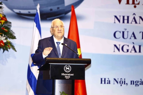 以色列总统鲁文•里夫林在会上发表讲话（图片来源：越通社）