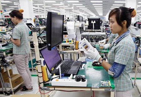 越南工人在韩国三星集团工厂工作。