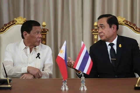泰国总理巴育（右）与菲律宾总统杜特尔特