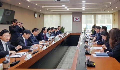 陶玉容部长一行同韩国雇佣劳动部长官李基权会谈全景。