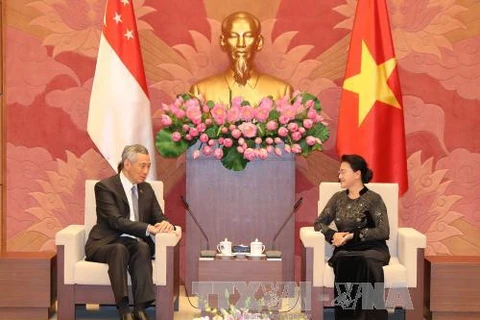 越南国会主席阮氏金银（右）会见新加坡总理李显龙（左）（图片来源：越通社）