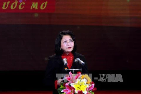 越南国家副主席邓氏玉盛在会议上发表讲话。（图片来源：越通社）