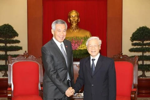 越共中央总书记阮富仲（右）会见新加坡总理李显龙（左）（图片来源：越通社）