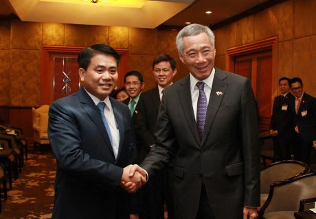 河内市人民委员会主席阮德钟（左）与新加坡总理李显龙​ （右）（图片来源：baomoi.com）
