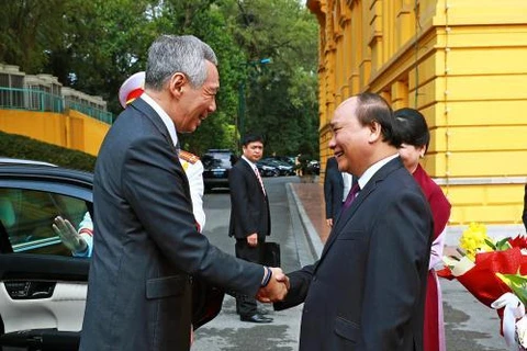 越南政府总理阮春福与新加坡总理李显龙。