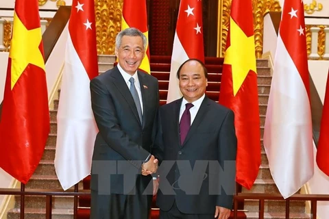 越南政府总理阮春福和新加坡总理李显龙（图片来源：越通社）