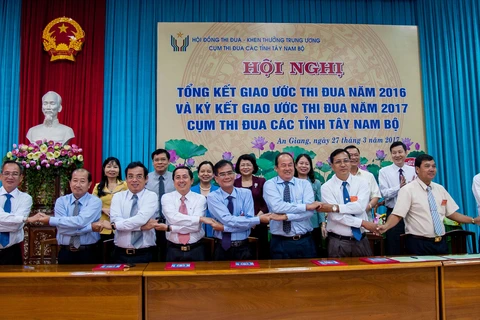 越南国家副主席邓氏玉盛出席西南部各省2016年竞赛奖励工作总结会议。（图片来源：越通社）