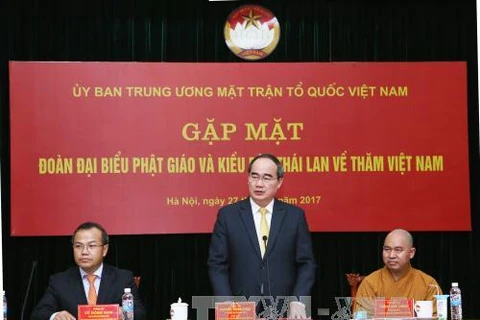 越南祖国阵线中央委员会主席阮善仁会见旅泰越南侨胞和安南宗佛教代表（图片来源：越通社）