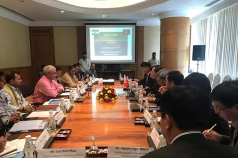 越南信息与传媒部部长张明俊与印度电信部部长马诺杰•辛哈和双方代表合影。（图片来源：越通社）