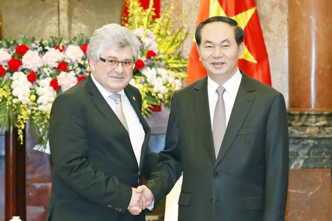 越南国家主席陈大光（右）与瑞士联邦院议长伊沃·比绍夫贝尔格​ 。