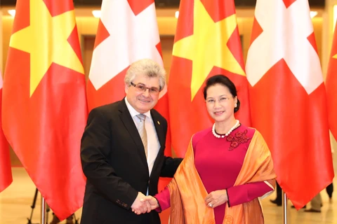 国会主席阮氏金银(右）和瑞士联邦院议长伊沃·比绍夫贝尔格（左）。（图片来源：越通社）
