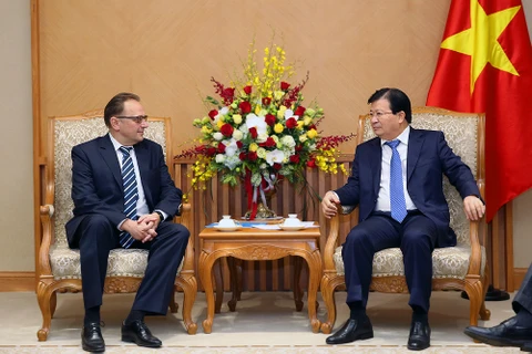 政府副总理郑廷勇（右）会见白俄罗斯驻越南大使 弗拉迪米尔•阿纳托里维奇•戈辛 