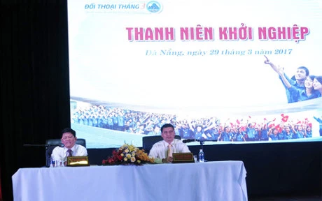岘港市领导人同该市400名青年代表进行对话。（图片来源：因特网）