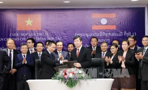 越南财政部与老挝财政部合作计划指导委员会第十三次会纪要签字仪式。（图片来源：越通社）