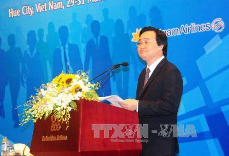 越南教育与培训部部长冯春雅发表讲话