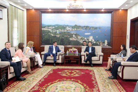 越南广宁省领导会见俄罗斯伊尔库茨克州第一副州长弗拉基米尔•多罗费耶夫一行。