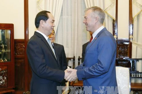 越南国家主席陈大光（左）和美国驻越南大使特德·奥修斯（右）。（图片来源：越通社）