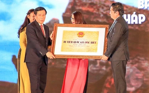 阮玉善部长向宁顺省领导授予证书。（图片来源：宁顺报网）