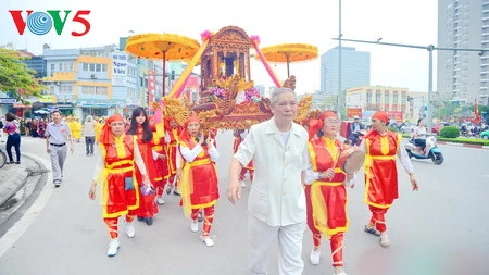 河内市金莲亭举行“高山大王”迎轿仪式（图片来源：越南之声）