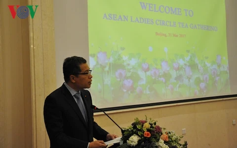 越南驻华大使邓明魁在茶会上发表讲话（图片来源：越南之声）