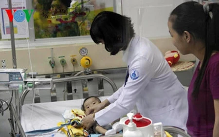 胡志明市1号儿童医院成功实施世界第5例先天性心脏畸形手术