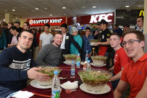 许多俄罗斯人参加“巨碗河粉”竞吃比赛。（图片来源：http://baonga.com）