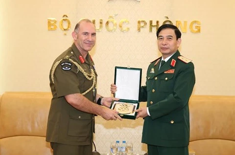越南国防部副部长潘文江中将（图右）向新西兰陆军司令彼得·凯利少将​（图左）赠送纪念品。（图片来源：http://www.baomoi.com）