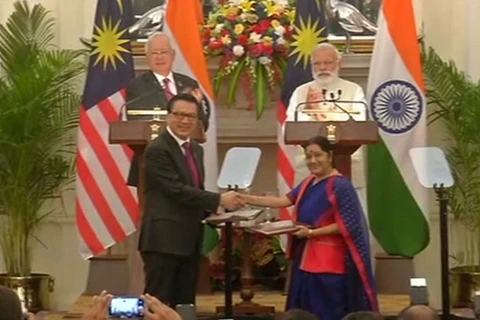 马来西亚总理纳吉布已出席各合作备忘录签字仪式​。（图片来源：http://thst.vn​）
