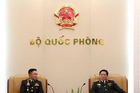 越南国防部部长吴春历大将会见泰国皇家军队总司令素拉蓬·素瓦纳阿德大将（图片来源：http://www.qdnd.vn）