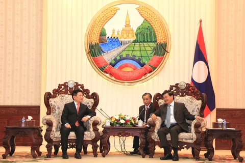 越南国家审计署审计长胡德福与老挝总理通伦·西苏里