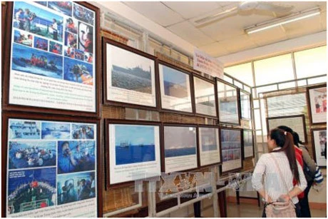 “黄沙和长沙归属越南：历史证据和法律依据” 资料图片展在庆和省举行。（图片来源：越通社）