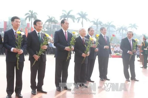 党和国家领导人前往黎笋塑像敬献鲜花。