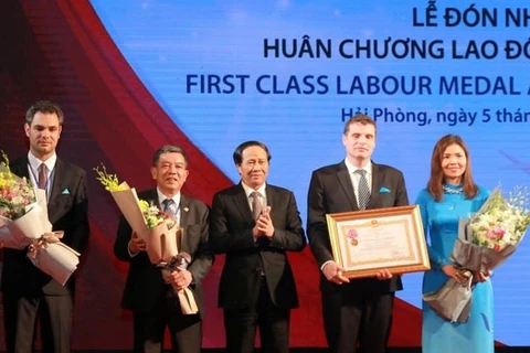 廷武工业区股份公司荣获了越南国家主席的一级劳动勋章