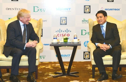 河内市人委会主席阮德钟（右）会见微软集团主席、亚太区公共事业部副主席斯蒂芬。（图片来源：hanoimoi.com.vn)