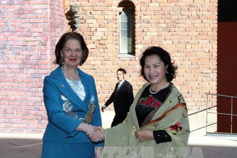 越南国会主席阮氏金银（右）会见瑞典斯德哥尔摩市市长伊娃•路易斯•艾尔兰德森(Louis Erlandsson)。