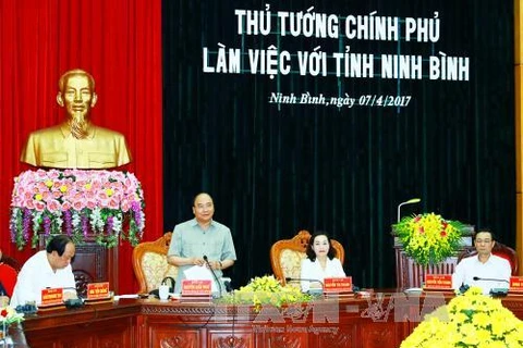 阮春福总理与宁平省主要领导干部举行工作会议。