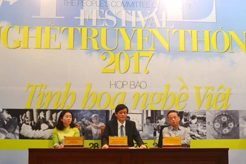 组委会代表在新闻发布会上介绍活动的相关消息（图：越南旅游网）