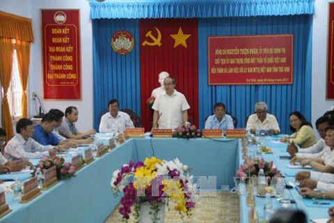 阮善仁同茶荣省主要领导干部举行工作会谈。