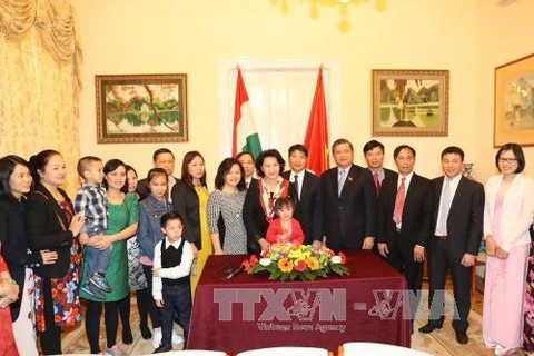 越南国会主席阮氏金银会见越南驻匈使馆工作人员及旅居匈牙利越南人（图片来源：越通社）