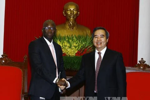 阮文平(右）会见世行驻越首席代表奥斯曼·迪奥。（图片来源：越通社）