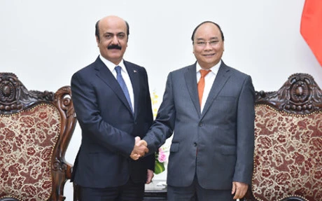 越南政府总理阮春福与卡塔尔驻越南大使穆罕默德·伊马迪。