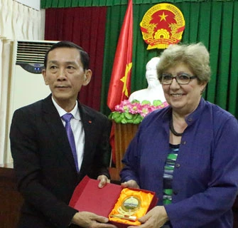越南芹苴市人民委员会主席武成统与法国世界一流企业俱乐部副主席马丁·富梅。